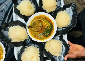 Chez Adjed à Abidjan : le royaume du placali et des souvenirs d’enfance