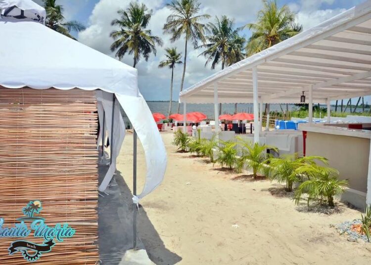Santa Maria Beach à Abatta : l’adresse où le goût rencontre la mer et le zouglou